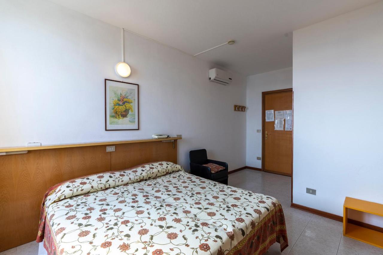Albergo Ristorante Lucciola Santo Stefano al Mare Extérieur photo