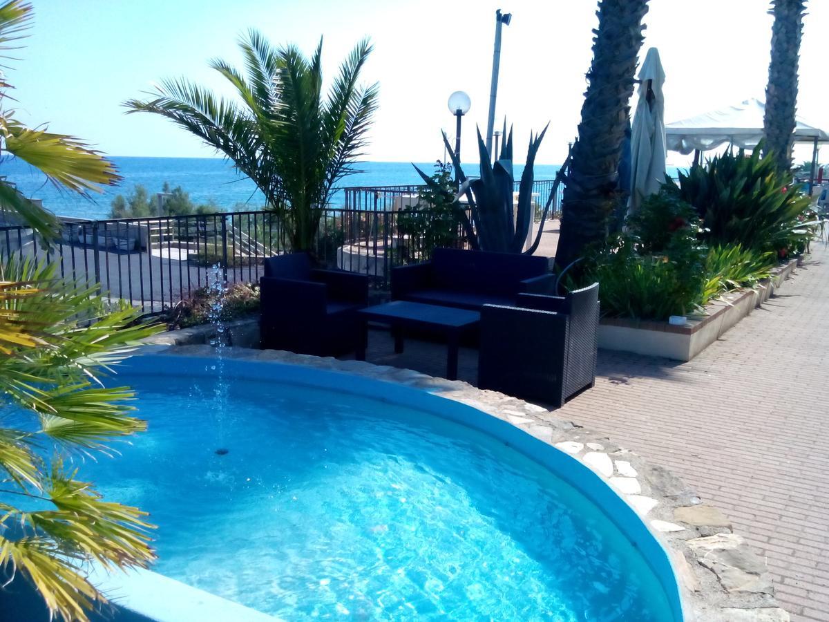 Albergo Ristorante Lucciola Santo Stefano al Mare Extérieur photo