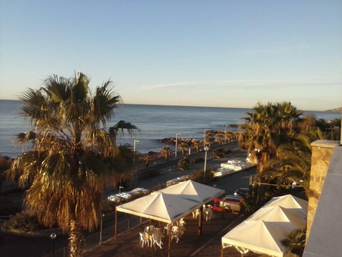 Albergo Ristorante Lucciola Santo Stefano al Mare Extérieur photo